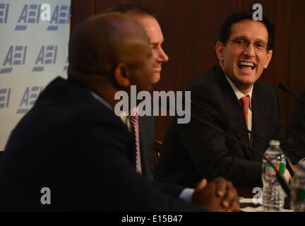 22. Mai 2014 - reagiert Washington, District Of Columbia, USA - Haus meisten Führer, ERIC CANTOR, auf einen Kommentar von Senator TIM SCOTT (R -SC), während eines Gesprächs am American Enterprise Institute in Washington, D.C., Donnerstag. Konservative Denker und Politiker, auf das Buch '' Raum zu wachsen: konservative Reformen für ein begrenzte Regierung und ein gedeihen Mittelschicht '', zum Anlass des 50. Jahrestages der Lyndon Johnsons Great Society Rede diskutiert. (Bild Kredit: © Miguel Juarez Lugo/ZUMAPRESS.com) Stockfoto