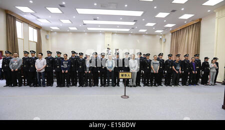 (140523)--XIANNING, 23. Mai 2014 (Xinhua)--ehemaliger Bergbau Tycoon Liu Han, sein Bruder Liu Wei und anderen Angeklagten vor Gericht das Xianning mittleren Volksgericht in Xianning, Zentral-China Hubei Provinz, 23. Mai 2014 stehen. Das Gericht hat angekündigt, die Urteile über die ersten Versuche von 36 Mitgliedern einer angeblich mafiösen Bande von Liu am 23. Mai führte. Liu Han und Liu Wei wurden zum Tode verurteilt. Gebrüder Liu und 34 weitere Angeklagte wurden Verbrechen einschließlich Organisation, Führung und Teilnahme an einer kriminellen Vereinigung und vorsätzliche Tötung beschuldigt. Die Versuche, die 36 Angeklagten Simult sah Stockfoto