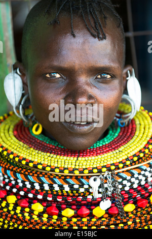 Porträt einer Turkana-Frau mit traditionellen Perlenketten und traditionelle Ohrringe. Stockfoto