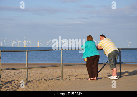 paar stützte sich auf Geländer und Blick aufs Meer, Skegness, Lincolnshire, England, UK Stockfoto