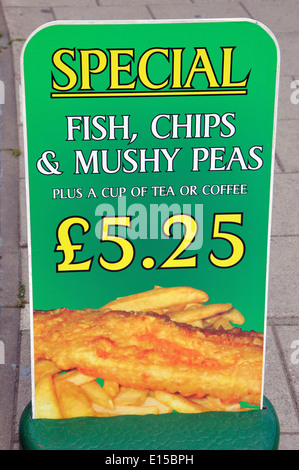 Fisch, Chips & Erbsenpüree Spezialplatte, Skegness, Lincolnshire, England, UK Stockfoto