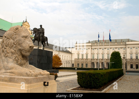 Präsidentenpalast Koniecpolski Palast mit Löwen-Statuen Warschau Polen mit Reiterstandbild von Prinz Józef Poniatowski Stockfoto