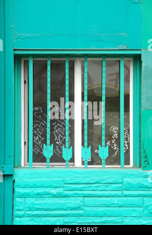 Machen Sie tun Fenster Bar Sicherheit mit Metall-Zaun in der Innenstadt von Portland Oregon Stockfoto