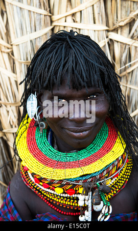 Porträt einer Turkana-Frau mit traditionellen Perlen und Ohrringe. Stockfoto