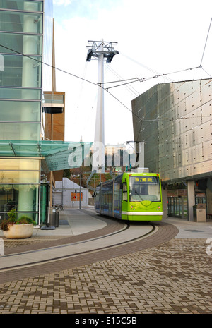 Straßenbahn am neuen Schwebebahn Bahnhof OHSU in SE Portland, Oregon Stockfoto