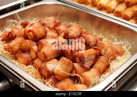 Eine tiefe Bratwurst in Speck gerollt. Stockfoto