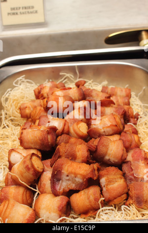 Eine tiefe Bratwurst in Speck gerollt. Stockfoto