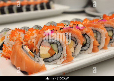 Eine Lachse Sushi-Rollen auf weiße Schale. Stockfoto