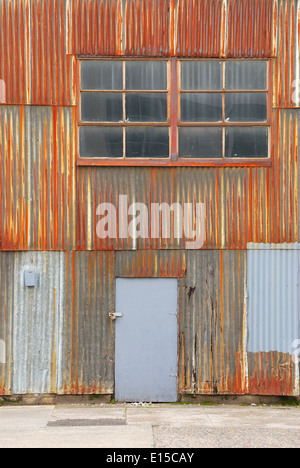 verrostete Wellpappe Metallwand einer Lagerhalle in einem Industriegebiet von Portland Oregon Stockfoto