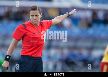 Lissabon, Portugal. 22. Mai 2014. Kataryna Monzul (Schiedsrichter) Fußball: UEFA Womens Champions League Finale match zwischen Tyreso FF 3-4 VfL Wolfsburg im Estadio Do Restelo in Lissabon, Portugal. © Maurizio Borsari/AFLO/Alamy Live-Nachrichten Stockfoto