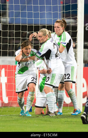 Lissabon, Portugal. 22. Mai 2014. Wolfsburg-Team Gruppe Fußball: Martina Müller (L) von Wolfsburg feiert nach ihrer 4. Tor in der UEFA Women's Champions League Finale Match zwischen Tyreso FF 3-4 VfL Wolfsburg im Estadio Do Restelo in Lissabon, Portugal. © Maurizio Borsari/AFLO/Alamy Live-Nachrichten Stockfoto