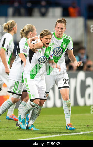 Lissabon, Portugal. 22. Mai 2014. (L-R) Martina Müller, Verena Faisst (Wolfsburg) Fußball: Martina Müller von Wolfsburg feiert nach Tor ihre 4. während der UEFA Women's Champions League Finale Match zwischen Tyreso FF 3-4 VfL Wolfsburg im Estadio Do Restelo in Lissabon, Portugal. © Maurizio Borsari/AFLO/Alamy Live-Nachrichten Stockfoto