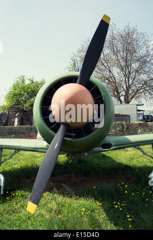 Nahaufnahme eines Motor-Propeller-Flugzeugen. Einmotorige Flugzeuge. Retro-Stil. Stockfoto