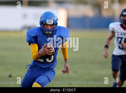 22. Mai 2014 - Largo, Florida, US - DOUGLAS R. CLIFFORD. Largo High School Wide Receiver Dakari Allen (23) läuft für einen Touchdown beim konkurrieren mit Palm Harbor University High School, während am Donnerstag (22.05.14) Frühling Fußball Spiel am Largo. (Kredit-Bild: © Douglas R. Clifford/Tampa Bay Times/ZUMAPRESS.com) Stockfoto