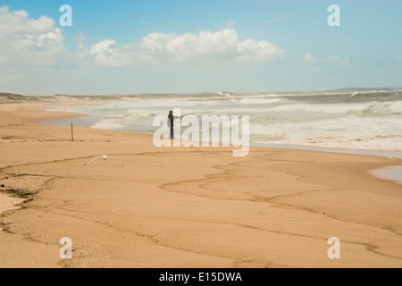 Australien, New South Wales, Woromi Conservation Land Mann Angeln im Meer Stockfoto