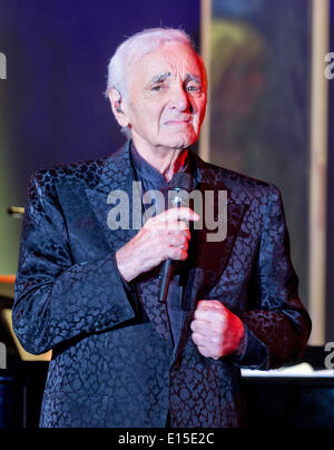 Berlin, Deutschland. 22. Mai 2014. Charles Aznavour singt während des Konzertes zu seinem 90. Geburtstag feiern in Berlin, Deutschland, 22. Mai 2014 statt. Die Französisch-armenische Sängerin hat komponierte mehr als 700 Chansons während seiner mehr als 70-jährigen Karriere und arbeitete auf mehr als 70 Filme. Foto: Bernd von Jutrczenka/Dpa/Alamy Live News Stockfoto