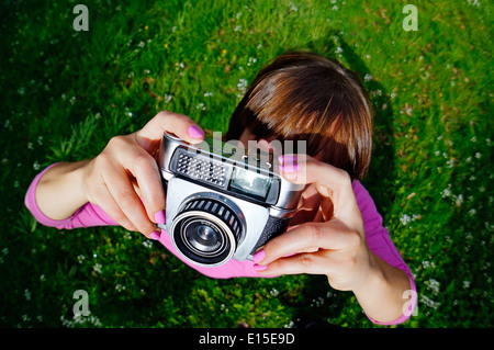 Frau mit alten Kamera, fisheye-Objektiv fotografieren Stockfoto