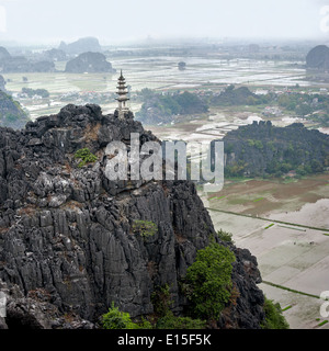 Berggipfel-Pagode aus Hang Mua Tempel Stockfoto