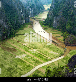 Tam Coc - Bich Dong Reisfeld und Fluss, NinhBinh, Vietnam Landschaften Stockfoto