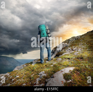 Backpacker in Bergen unter den Gewitterwolken Stockfoto
