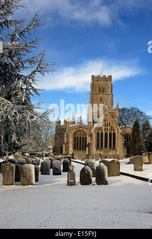 Die Kirche Hof in Northleach in den Cotswolds mit Schnee bedeckt Stockfoto