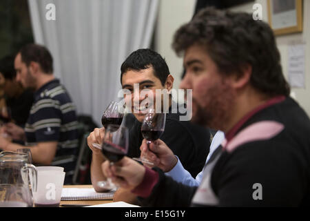 Buenos Aires, Argentinien. 22. Mai 2014. Schüler nehmen in einem Wein catering in der argentinisch-Sommeliers-Schule in Buenos Aires, Hauptstadt von Argentinien, 22. Mai 2014. Der Sommelier ist ein Experte in der Weinwelt, in der Lage, Eigenschaften, Fehler und Tugenden des Getränks zu erkennen. Der Argentinier Sommeliers Schule, in Zusammenarbeit mit der argentinischen Wein Schule, eingeweiht am April eine Schule in Ost-China Shanghai, mit dem Ziel, die Interaktion mit chinesischen Konsumenten zu steigern und verbessern den Ruf der argentinische Weine in China. © Martin Zabala/Xinhua/Alamy Live-Nachrichten Stockfoto