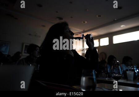 Buenos Aires, Argentinien. 22. Mai 2014. Ein Student beteiligt sich an einem Wein catering in der argentinisch-Sommeliers-Schule in Buenos Aires, Hauptstadt von Argentinien, 22. Mai 2014. Der Sommelier ist ein Experte in der Weinwelt, in der Lage, Eigenschaften, Fehler und Tugenden des Getränks zu erkennen. Der Argentinier Sommeliers Schule, in Zusammenarbeit mit der argentinischen Wein Schule, eingeweiht am April eine Schule in Ost-China Shanghai, mit dem Ziel, die Interaktion mit chinesischen Konsumenten zu steigern und verbessern den Ruf der argentinische Weine in China. © Martin Zabala/Xinhua/Alamy Live-Nachrichten Stockfoto