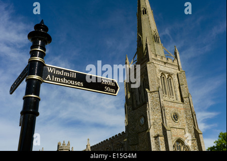 Thaxted Kirche und Zeichen zu Armenhäuser und John Webbs Windmühle. Thaxted Essex England UK. Mai 2014 Stockfoto