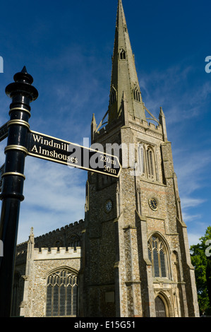 Thaxted Kirche und Zeichen zu Armenhäuser und John Webbs Windmühle. Thaxted Essex England UK. Mai 2014 Stockfoto