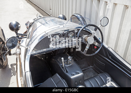 Ein verchromter Morgan 3-Rad-Wagen in der Morgan Motors Autofabrik in Malvern, Worcestershire, England, Großbritannien Stockfoto