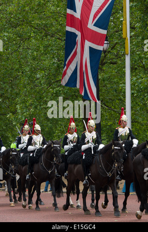 Mitglieder von der Household Cavalry, Blues and Royals (Royal Horse Guards und 1. Dragoner) regiment, Verarbeitung, The Mall, unter einem großen Anschluß-Markierungsfahne, London, England Stockfoto