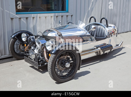 Ein verchromter Morgan 3-Rad-Wagen in der Morgan Motors Autofabrik in Malvern, Worcestershire, England, Großbritannien Stockfoto