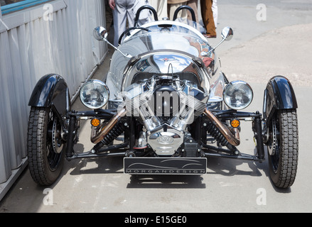 Ein verchromter Morgan 3-Rad-Wagen in der Morgan Motors Autofabrik in Malvern, Worcestershire, England, Großbritannien Stockfoto