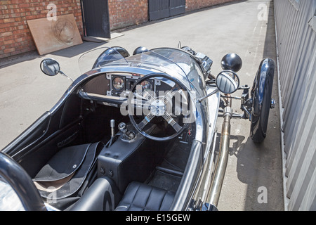 Ein verchromter Morgan 3-Rad-Wagen in der Morgan Motors Autofabrik in Malvern, Worcestershire, England, Großbritannien Stockfoto