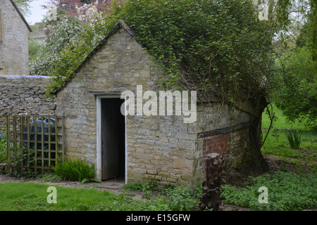 Altes Schwein-Stall im Garten des Hauses in der Cotswold-Dorf Swinbrook in der Nähe von Burford, Oxfordshire Stockfoto