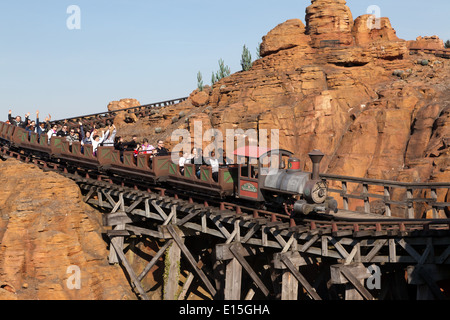 Blick auf den Big Thunder Mountain Railroad, eine Achterbahnfahrt in Frontierland im Disney Land Paris. Stockfoto