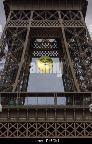 Eiffelturm bei Sonnenuntergang mit einem riesigen, beleuchteten Tennisball hing über die erste Plattform, die 2014 French Open zu fördern.