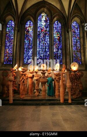 Salisbury, Wiltshire, UK. 23. Mai 2014. Brite Nicholas Pope dramatisches Werk "The Apostel sprechen in Zungen beleuchtet durch ihre eigenen Lampen" wurde nur in Salisbury Cathedral in Wiltshire UK, für Pfingsten installiert. Die Lampen können sind durch Kopf Küster der Kathedrale Chris Simpson angezündet und gesehen jeden Tag von Freitag, 23. Mai bis Montag, 4. August 2014. Bildnachweis: Parkes fotografisches Archiv/Alamy Live-Nachrichten Stockfoto