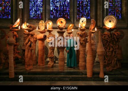 Salisbury, Wiltshire, UK. 23. Mai 2014. Brite Nicholas Pope dramatisches Werk "The Apostel sprechen in Zungen beleuchtet durch ihre eigenen Lampen" wurde nur in Salisbury Cathedral in Wiltshire UK, für Pfingsten installiert. Die Lampen können sind durch Kopf Küster der Kathedrale Chris Simpson angezündet und gesehen jeden Tag von Freitag, 23. Mai bis Montag, 4. August 2014. Bildnachweis: Parkes fotografisches Archiv/Alamy Live-Nachrichten Stockfoto