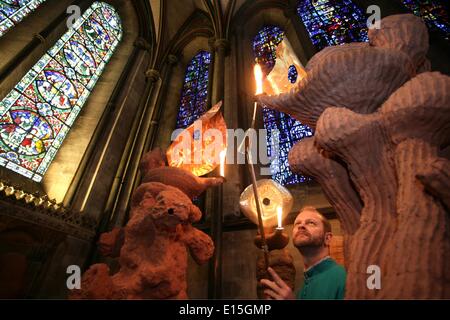 Salisbury, Wiltshire, UK. 23. Mai 2014. Brite Nicholas Pope dramatisches Werk "The Apostel sprechen in Zungen beleuchtet durch ihre eigenen Lampen" wurde nur in Salisbury Cathedral in Wiltshire UK, für Pfingsten installiert. Die Lampen können sind durch Kopf Küster der Kathedrale Chris Simpson angezündet und gesehen jeden Tag von Freitag, 23. Mai bis Montag, 4. August 2014. Bildnachweis: Parkes fotografisches Archiv/Alamy Live-Nachrichten Stockfoto