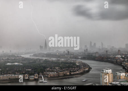 London, UK. 22. Mai 2014. Gesehen vom Bankenviertel Canary Wharf, eine Schraube von Blitzeinschlägen The Shard als Gewitter durchläuft der Hauptstadt. 310m hoch ist The Shard westlichen Europas höchstes Gebäude. Bildnachweis: Steve Bright/Alamy Live-Nachrichten Stockfoto