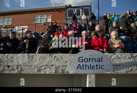 Fans im Garten laufen Stadion, während die FA Vase 4. Runde Unentschieden zwischen sportlichen Gornal von Dudley und Wisbech Town. Stockfoto