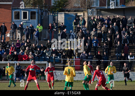 Aktion im Garten zu Fuß Stadium, während die FA Vase 4. Runde Krawatte zwischen Gornal Athletic (gelb) von Dudley und Wisbech Town. Stockfoto