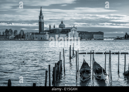 Zwei Gondeln am Canal Grande und San Giorgio Maggiore Kirche auf Hintergrund in Venedig, Italien. Stockfoto