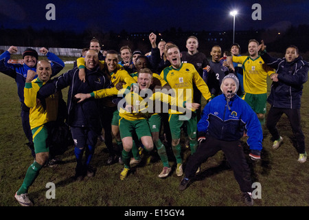 Gornal Athletic von Dudley feiert nach dem Sieg gegen Wisbech Town Stadium Garten spazieren, während des Turniers FA Vase. Stockfoto