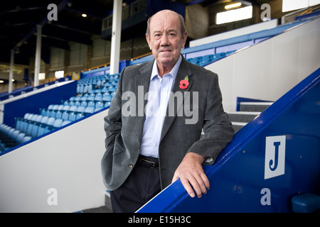 Ehemalige FC Everton Fußballspieler und-Trainer Howard Kendall, abgebildet im der Club Goodison Park Stadium in Liverpool. Stockfoto