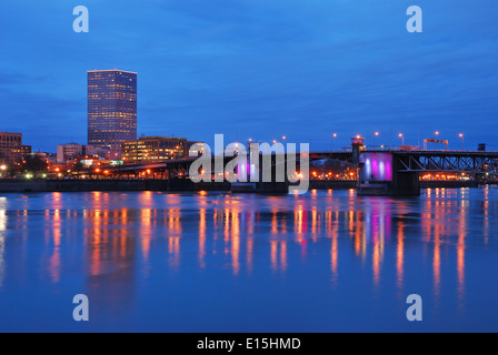 Die Morrison-Brücke über den Willamette River in der Innenstadt von Portland Oregon Stockfoto