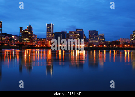 Die Innenstadt von Portland Oregon an einem trüben Winterabend reflektiert in den Willamette River Stockfoto