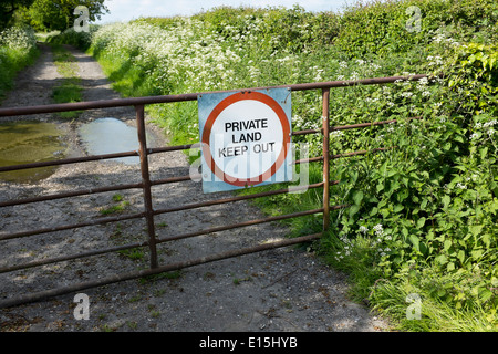 Tor mit privaten Land halten Schild Stockfoto