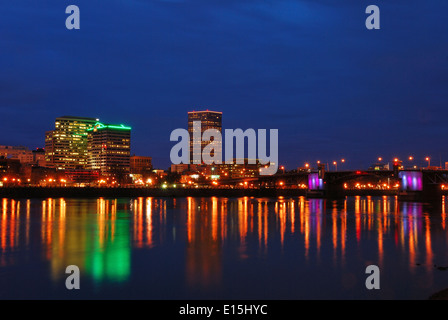 Die Innenstadt von Portland Oregon an einem trüben Winterabend reflektiert in den Willamette River Stockfoto